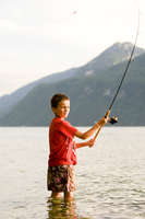 Jeune pêcheur en action de pêche
