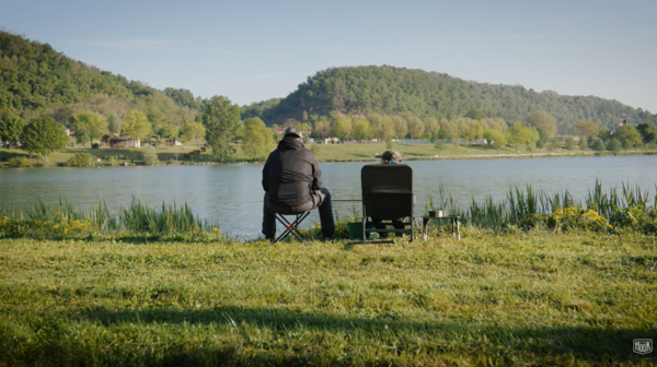 Deux pêcheurs au feeder attendent la touche sur les berges du lac de Champos dans la Drôme