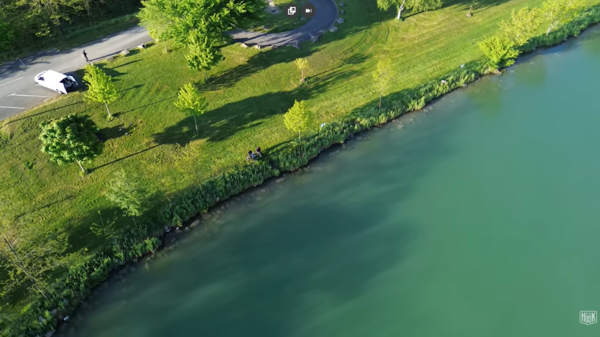 plan de drone au dessus du lac de champos